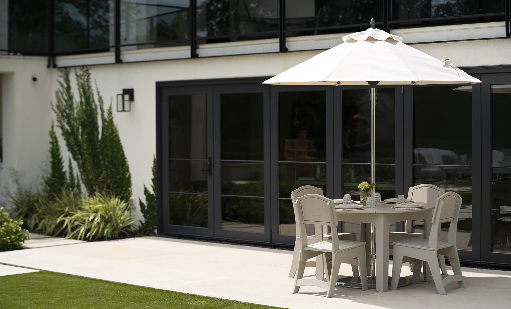 LEDGE Mainstay Round Dining Table