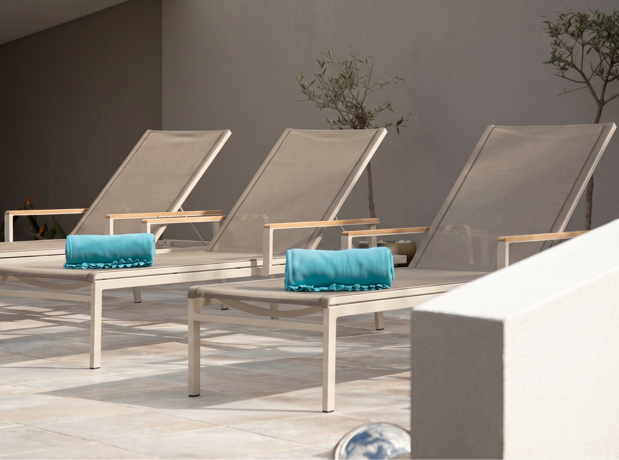Barlow Tyrie Aura Aluminum Sling Chaise Lounge