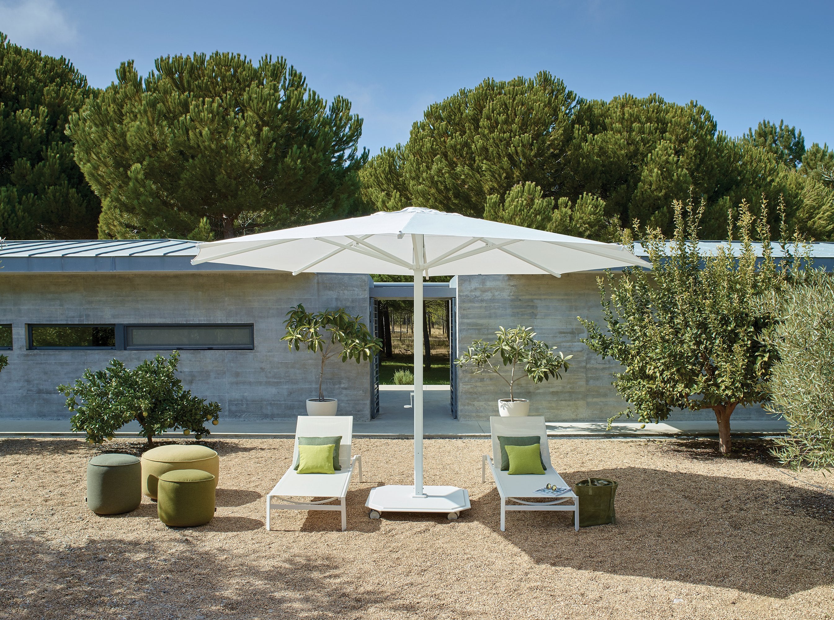 Jardinico JCP.201 Crank Lift 15' Centerpost Umbrella (MW in Natte White)
