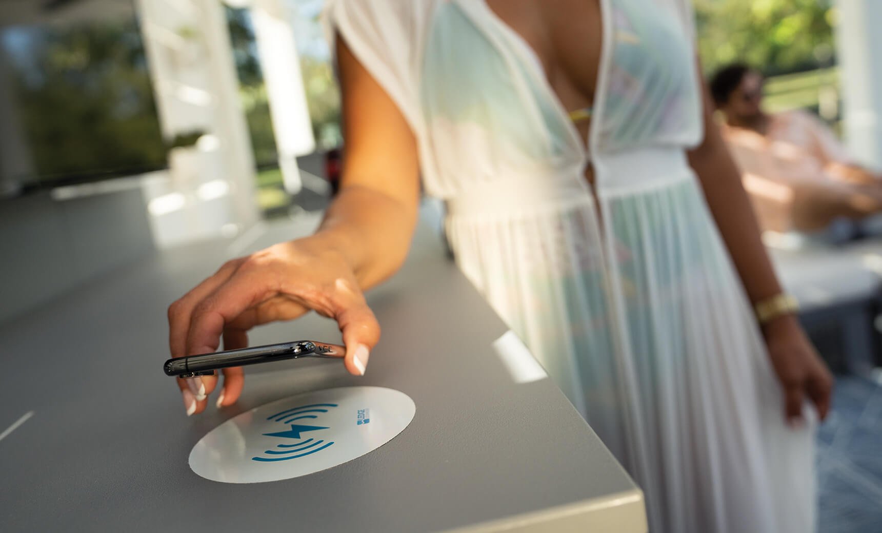 Wireless phone charger
