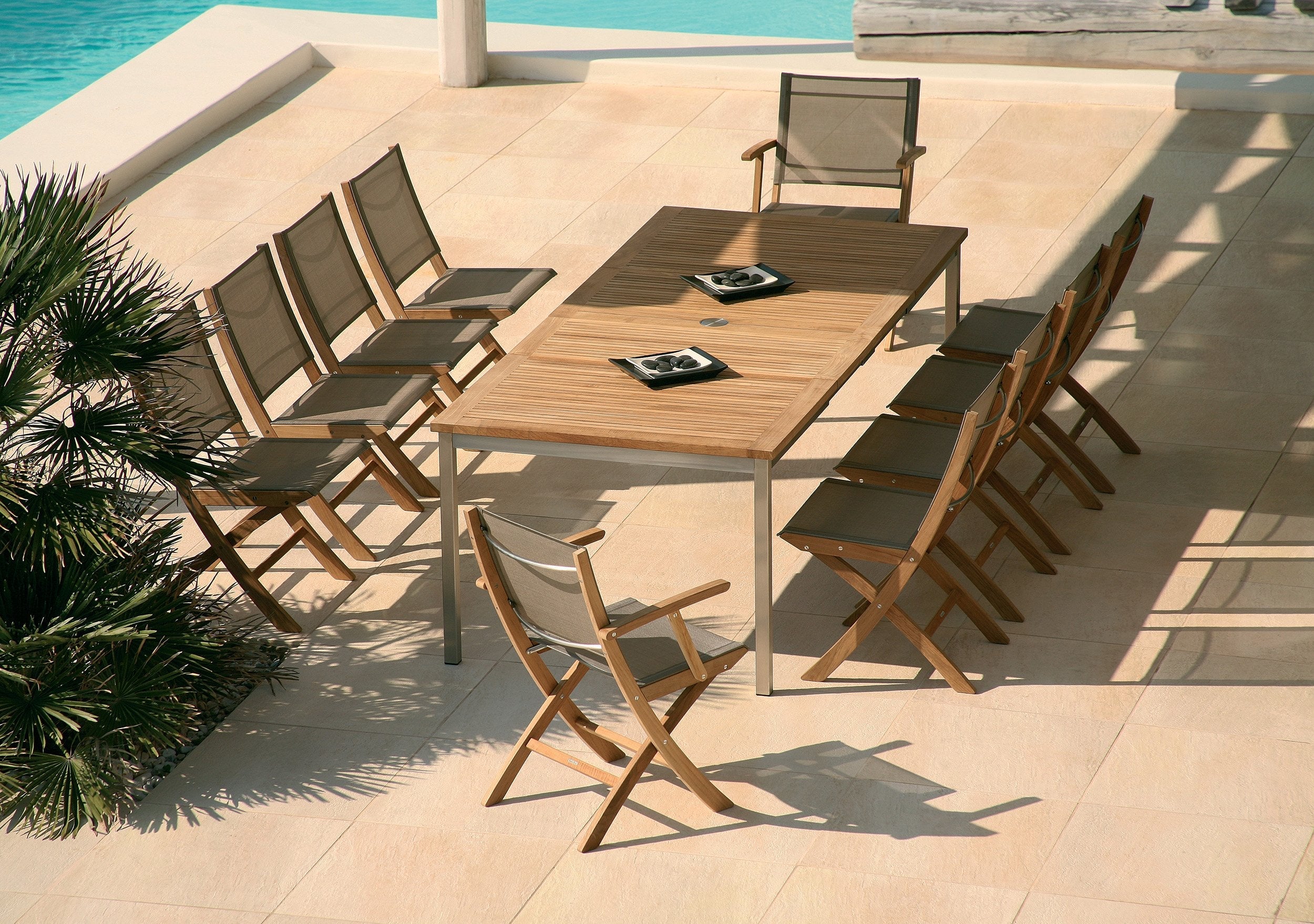 Barlow Tyrie Horizon and Equinox 11pc Dining Ensemble